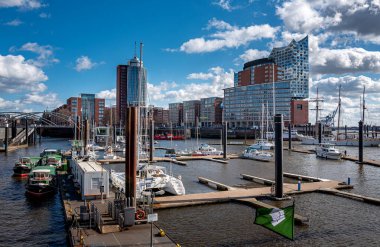 Hamburg limanında gemiler ve yelkenliler