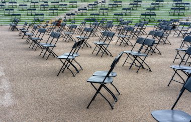 Corona zamanlarındaki bir etkinlikte boş koltuklar