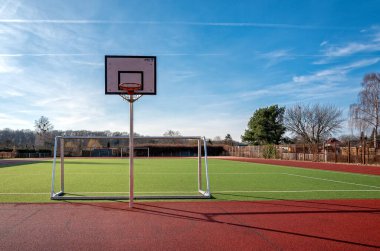 Tecrit sırasında Berlin 'de bir okul bahçesinde boş bir spor sahası.