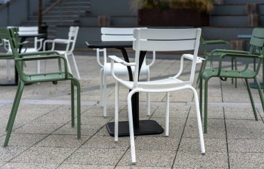 Berlin 'deki Bikini Haus' un terasında boş koltuklar.