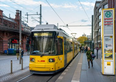 Berlin 'de sarı tramvay durağı