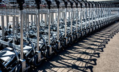 Berlin 'de bir havaalanında valiz ve bavullar için tramvaylar.