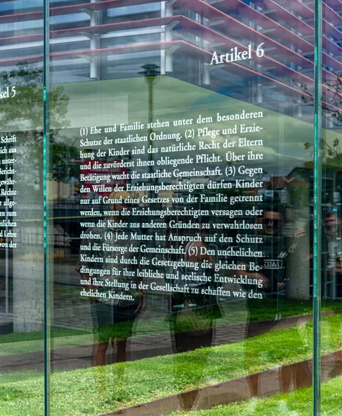 柏林帝国号上Jakob Kaiser Haus号玻璃镶板上的Grundgesetz 49号艺术品 — 图库照片