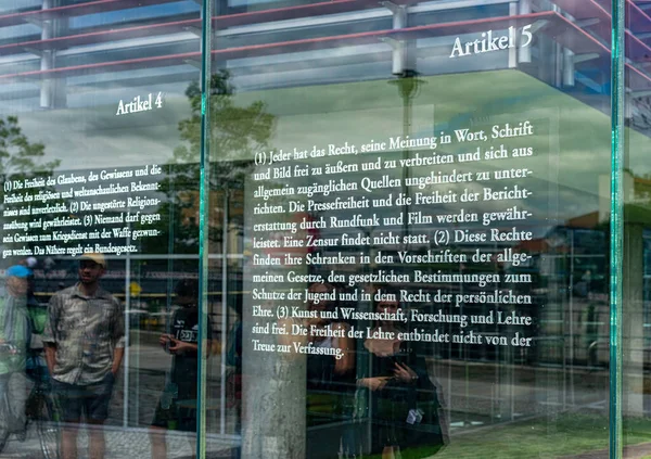 柏林帝国号上Jakob Kaiser Haus号玻璃镶板上的Grundgesetz 49号艺术品 — 图库照片