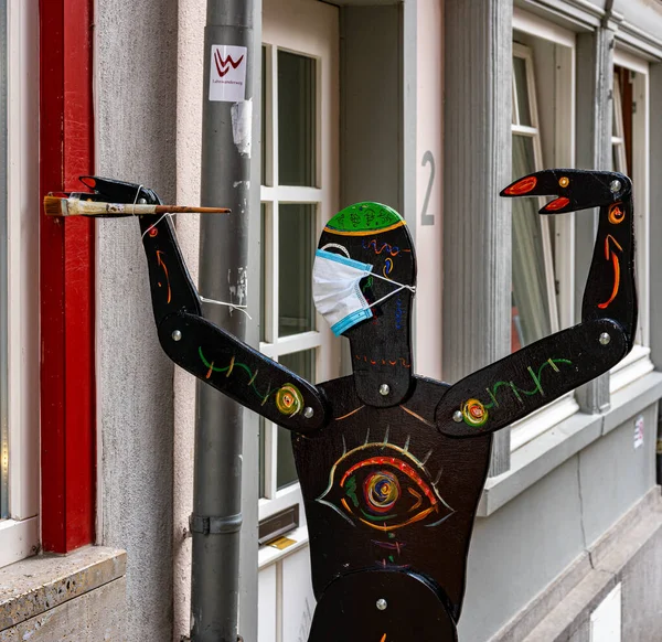 Houten Figuur Met Gezichtsmasker Tegen Het Coronavirus — Stockfoto