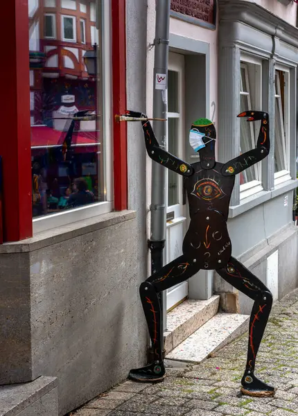 Houten Figuur Met Gezichtsmasker Tegen Het Coronavirus — Stockfoto