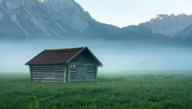 Avusturya 'nın Tyrol kentindeki Wetterstein Dağları' nda sabah sisi