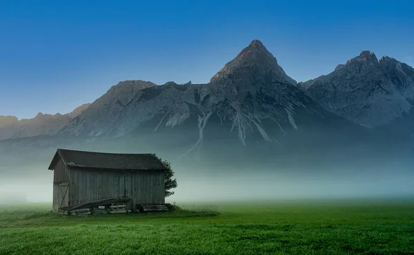 Poranna Mgła Górach Wetterstein Tyrolu Austria — Zdjęcie stockowe