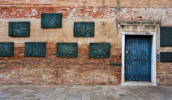 Impressions and tourists in the lagoon city of Venice in Italy