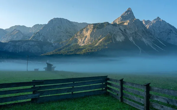 Poranna Mgła Górach Wetterstein Tyrolu Austria — Zdjęcie stockowe