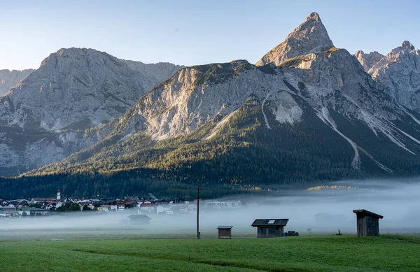 Poranna Mgła Górach Wetterstein Tyrolu Austria — Zdjęcie stockowe