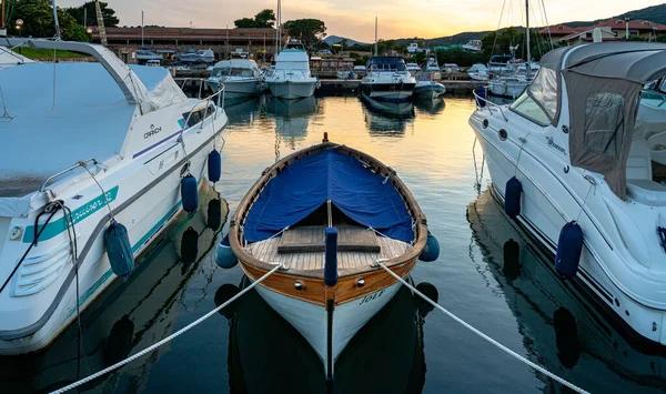 Lodě Čluny Tyrkysově Modrém Moři Pobřeží Sardinie Itálie — Stock fotografie