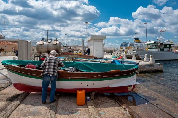 Rybář Ostrově Sardinie Stojí Své Dřevěné Lodi — Stock fotografie