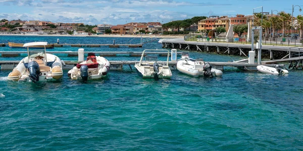 Lodě Čluny Tyrkysově Modrém Moři Pobřeží Sardinie Itálie — Stock fotografie