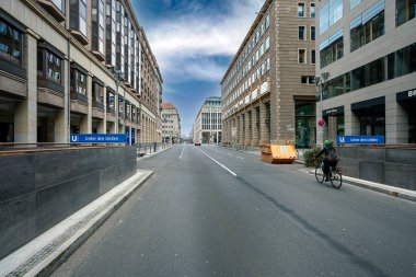 Berlin 'in yeni inşa edilen 5. hattındaki Linden metro istasyonuna kadar.
