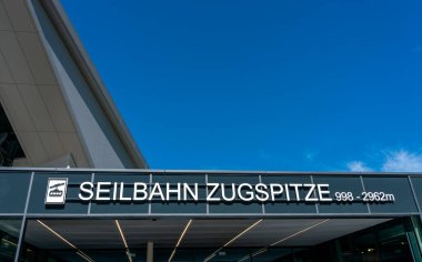 Turistler Zugspitze, Bavyera ve Almanya 'ya giderken Eibsee' deki teleferik istasyonunda kalabalıklar.