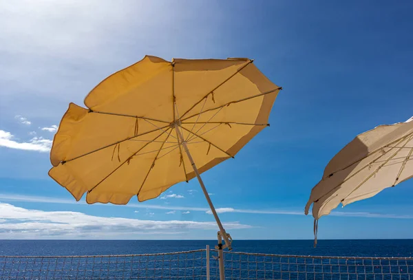 Deniz Kenarındaki Yüzme Havuzunda Sarı Şemsiyeler — Stok fotoğraf