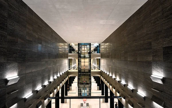 ベルリンの首都に新しく建設された5号線の地下駅の下で — ストック写真