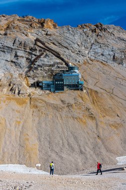 Almanya 'nın Bavyera kentindeki Zugspitze' de turistler ve yürüyüşçüler