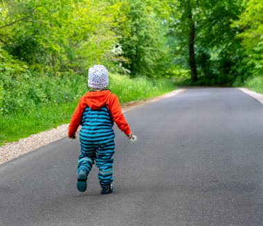 Sokakta yürüyorum.