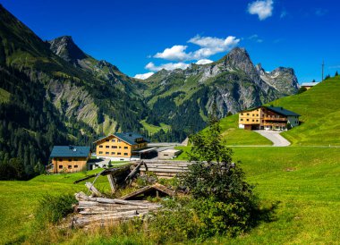 Avusturya 'nın Tyrol kentindeki Lechtal tatil bölgesinde manzara ve dağlar
