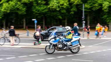 Berlin polisi trafiği düzenliyor ve görev başında