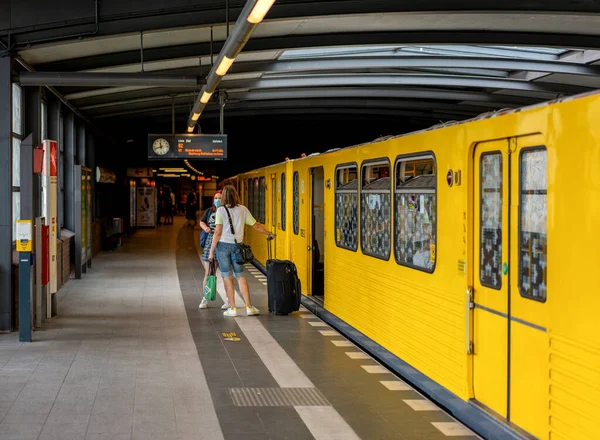 Turisté Maskou Corona Nástupišti Mendelssohn Bartholdy Platz Berlíně — Stock fotografie