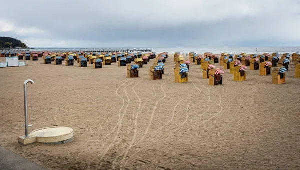 Pláž Plážovými Židlemi Deštivém Počasí Baltského Moře Německu — Stock fotografie