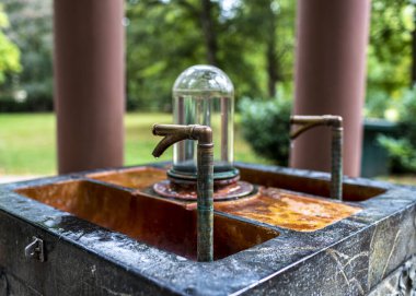 Bad Homburg parkında kaynak suyu ile pınarı iyileştirmek