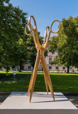 Heykel, Berlin 'deki Bebelplatz' da sanat eseridir.