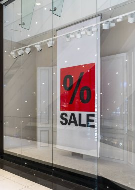 Corona zamanlarında alışveriş merkezinde indirim var.