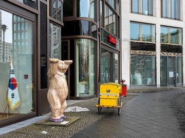 Alman posta bisikleti ve ağır bavul.