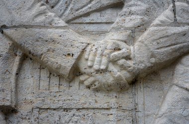 Berlin 'deki Treptower Parkı' ndaki Sovyet Anıtı 'nda resim gösterimleri