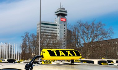 Berlin 'deki sergi salonlarının önündeki park yerinde taksi bekliyor.