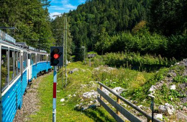 Zugspitzbahn yolu üzerindeki Garmisch Partenkirchen vadisi istasyonu, Bavyera, Almanya
