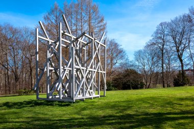 Tahta çerçeve, Altenburg 'daki parkta sanat eseri olarak kullanılıyor.