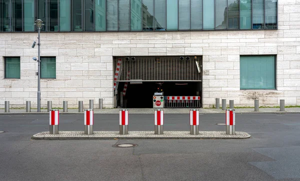 ベルリンの外務省前の道路上の障害物 — ストック写真