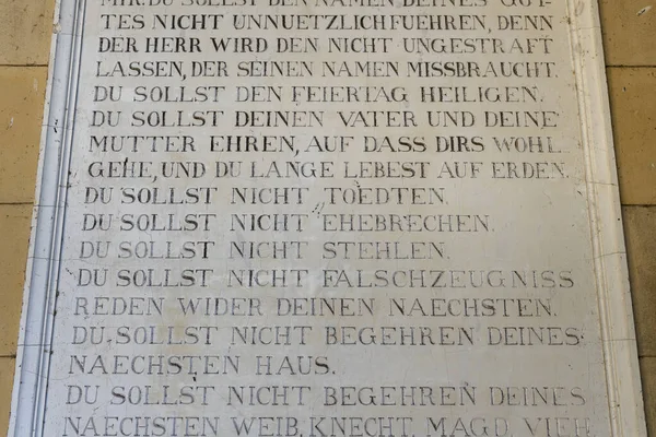 Надпись Заповедями Божьими Фриденскирхе — стоковое фото