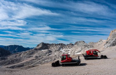 Almanya 'nın Bavyera kentindeki Zugspitze' de turistler ve teknoloji
