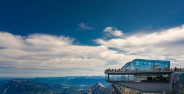 Almanya 'nın Bavyera kentindeki Zugspitze' de turistler ve teknoloji