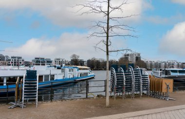 Berlin 'deki tecrit sırasında Treptower Park Limanı' ndaki gezi tekneleri