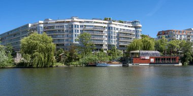 Berlin Moabit 'teki Spreebogen' in mimarisi.
