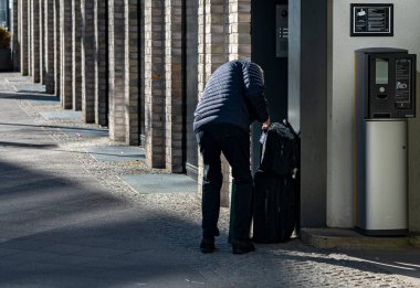 El bagajı taşıyan gezginler şehirde geziyorlar.