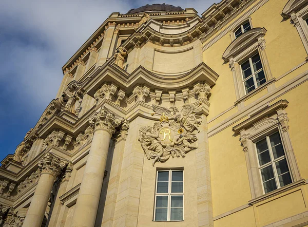 Fachada Escudo Armas Nuevo Palacio Ciudad Foro Humboldt Berlín — Foto de Stock