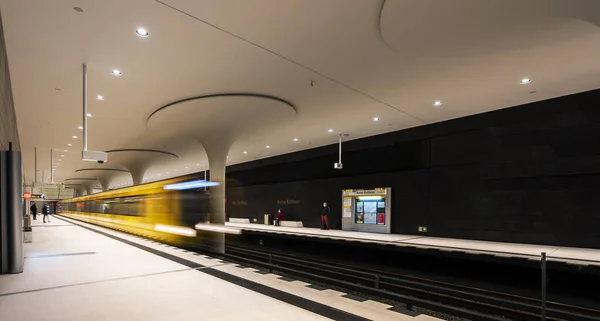 Žluté Vlaky Metra Nové Stanici Rotes Rathaus Berlíně — Stock fotografie