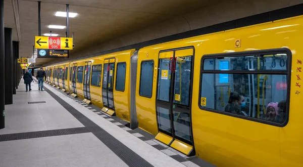 Gele Metrotreinen Het Nieuwe Station Rotes Rathaus Berlijn — Stockfoto