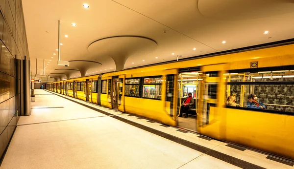 Žluté Vlaky Metra Nové Stanici Rotes Rathaus Berlíně — Stock fotografie
