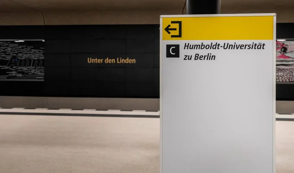 柏林新罗特斯 拉瑟斯地铁站的黄色地铁 — 图库照片
