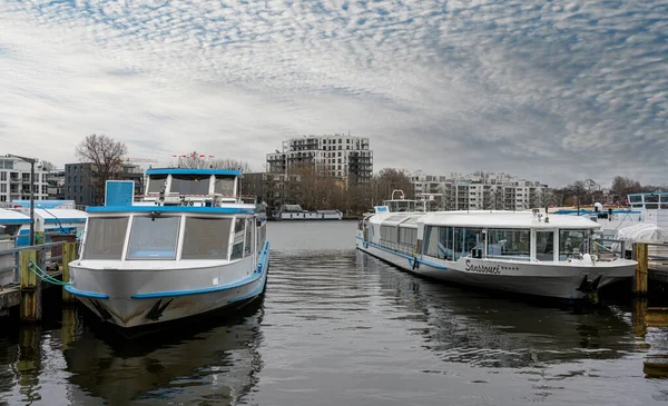 Berlin Deki Tecrit Sırasında Treptower Park Limanı Ndaki Gezi Tekneleri — Stok fotoğraf