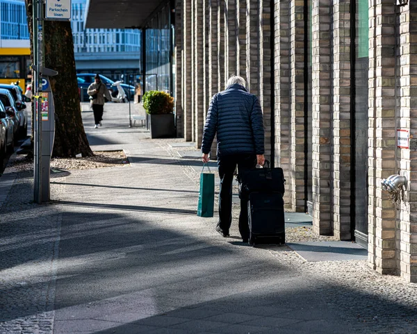 Resenärer Med Handbagage Ute Och Omkring Staden — Stockfoto